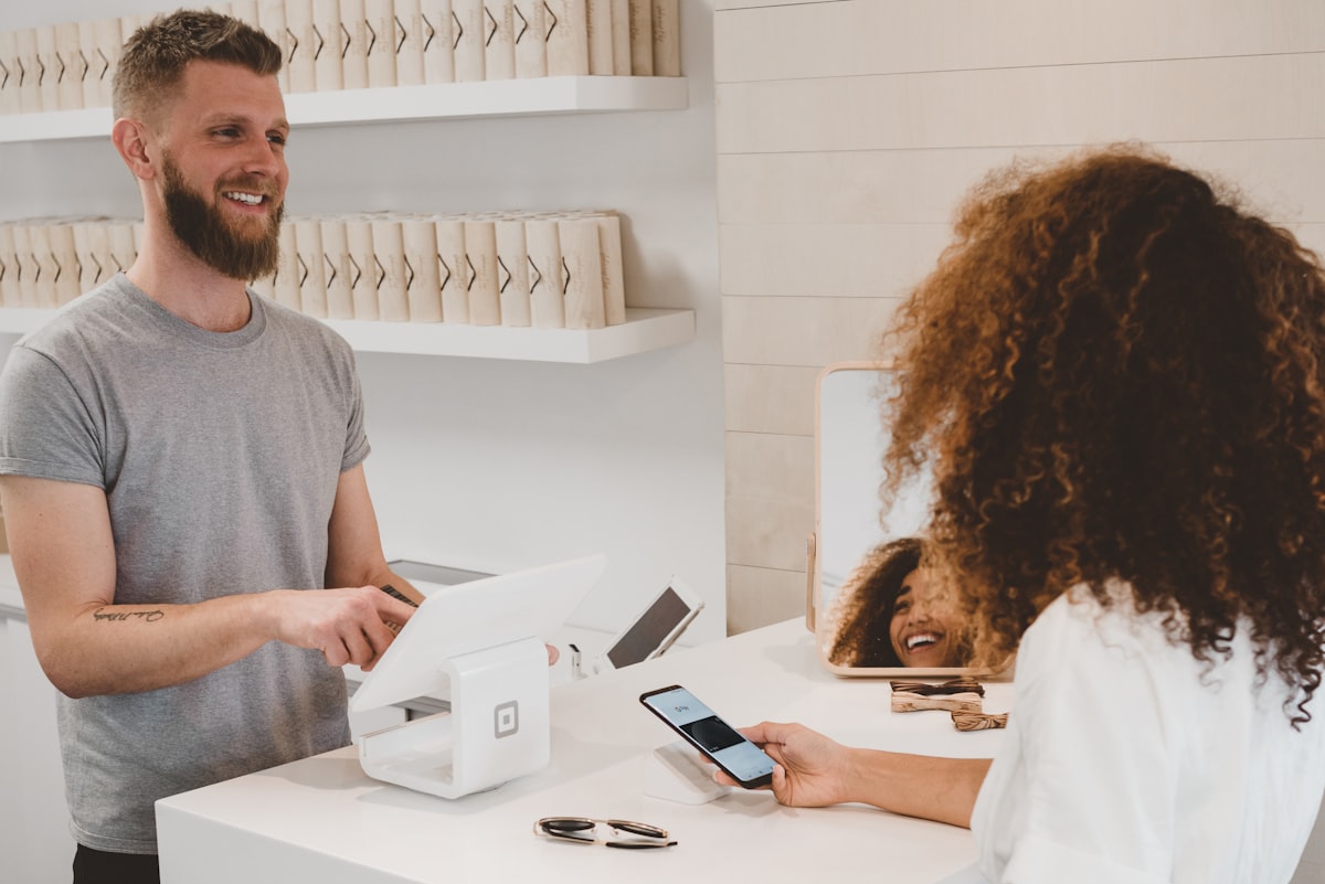 تحسين تجربة النزلاء — تنفيذ رموز الشبكات الرقمية